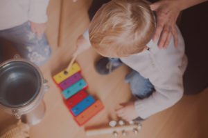 Asilo Nido Via Tevere - Le bottiglie sensoriali sono un giochino facile –  facile da preparare ma che riscontra un gran successo nei bambini. Il bello  di questo gioco è che, non